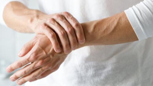 علت گرفتگی و سفتی دست ها در هنگام بامداد چیست؟